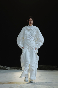 anrealage_aw22-23_02earth_look05
