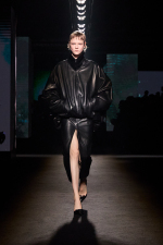 BALENCIAGA-WINTER-26-COLLECTION-LOOK-1-SEN