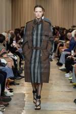 Burberry-Spring_Summer-2023-Collection-Look-39