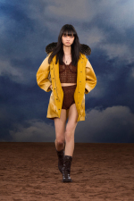 Burberry-Summer-2026-Show-Runway-Backs-Look-22