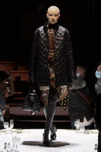 Burberry-Autumn_Winter-2022-Womenswear-Collection-Look-18_001