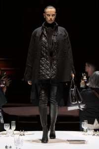 Burberry-Autumn_Winter-2022-Womenswear-Collection-Look-19_001