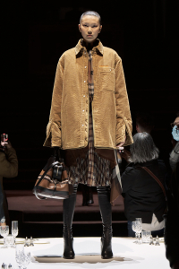 Burberry-Autumn_Winter-2022-Womenswear-Collection-Look-20_001