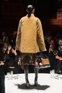 Burberry-Autumn_Winter-2022-Womenswear-Collection-Look-20_002