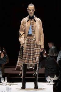 Burberry-Autumn_Winter-2022-Womenswear-Collection-Look-29_001