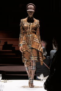 Burberry-Autumn_Winter-2022-Womenswear-Collection-Look-2_001