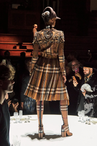 Burberry-Autumn_Winter-2022-Womenswear-Collection-Look-2_002
