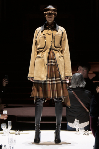 Burberry-Autumn_Winter-2022-Womenswear-Collection-Look-3_001