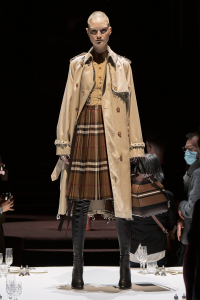 Burberry-Autumn_Winter-2022-Womenswear-Collection-Look-5_001