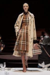 Burberry-Autumn_Winter-2022-Womenswear-Collection-Look-7_001