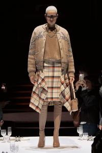 Burberry-Autumn_Winter-2022-Womenswear-Collection-Look-9_001