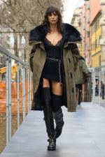DG_WOMEN_SHOW_WINTER_2025__PHOTO_GORUNWAY_LOOK_01_OUTDOOR