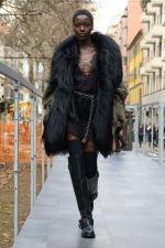 DG_WOMEN_SHOW_WINTER_2025__PHOTO_GORUNWAY_LOOK_02_OUTDOOR