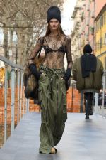 DG_WOMEN_SHOW_WINTER_2025__PHOTO_GORUNWAY_LOOK_06_OUTDOOR