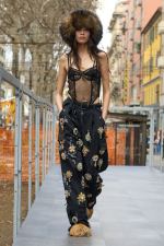 DG_WOMEN_SHOW_WINTER_2025__PHOTO_GORUNWAY_LOOK_12_OUTDOOR