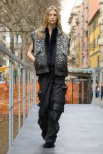 DG_WOMEN_SHOW_WINTER_2025__PHOTO_GORUNWAY_LOOK_13_OUTDOOR
