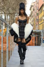 DG_WOMEN_SHOW_WINTER_2025__PHOTO_GORUNWAY_LOOK_24_OUTDOOR