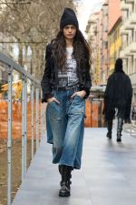 DG_WOMEN_SHOW_WINTER_2025__PHOTO_GORUNWAY_LOOK_37_OUTDOOR