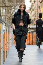 DG_WOMEN_SHOW_WINTER_2025__PHOTO_GORUNWAY_LOOK_39_OUTDOOR