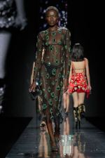 DG_WOMEN_SHOW_WINTER_2025__PHOTO_GORUNWAY_LOOK_62_INDOOR