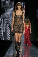 DG_WOMEN_SHOW_WINTER_2025__PHOTO_GORUNWAY_LOOK_75_INDOOR