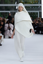 ISSEY-MIYAKE_SS25_RUNWAY_24