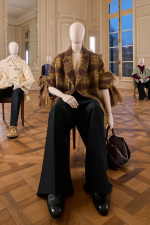 LOEWE_FW25_PRESENTATION_MANNEQUINS_RGB_CROPPED_4X5_10