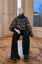 LOEWE_FW25_PRESENTATION_MANNEQUINS_RGB_CROPPED_4X5_20