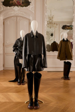 LOEWE_FW25_PRESENTATION_MANNEQUINS_RGB_CROPPED_4X5_29