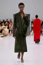 LOEWE_SS24_MW_SHOW_RUNWAY_LOOK_12_FRONT_RGB_CROPPED_4X5_12