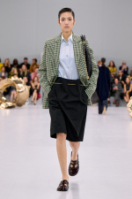 LOEWE_SS24_MW_SHOW_RUNWAY_LOOK_16_FRONT_RGB_CROPPED_4X5_16