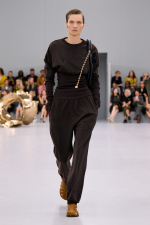 LOEWE_SS24_MW_SHOW_RUNWAY_LOOK_17_FRONT_RGB_CROPPED_4X5_17