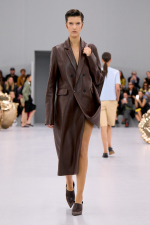 LOEWE_SS24_MW_SHOW_RUNWAY_LOOK_18_FRONT_RGB_CROPPED_4X5_18