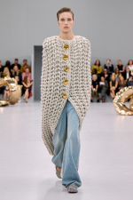 LOEWE_SS24_MW_SHOW_RUNWAY_LOOK_1_FRONT_RGB_CROPPED_4X5_01
