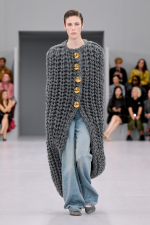 LOEWE_SS24_MW_SHOW_RUNWAY_LOOK_2_FRONT_RGB_CROPPED_4X5_02