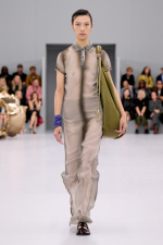 LOEWE_SS24_MW_SHOW_RUNWAY_LOOK_34_FRONT_RGB_CROPPED_4X5_34
