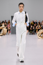 LOEWE_SS24_MW_SHOW_RUNWAY_LOOK_3_FRONT_RGB_CROPPED_4X5_03