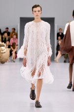 LOEWE_SS24_MW_SHOW_RUNWAY_LOOK_41_FRONT_RGB_CROPPED_4X5_41