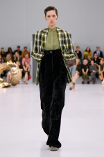 LOEWE_SS24_MW_SHOW_RUNWAY_LOOK_45_FRONT_RGB_CROPPED_4X5_45