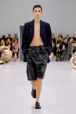 LOEWE_SS24_MW_SHOW_RUNWAY_LOOK_4_FRONT_RGB_CROPPED_4X5_04