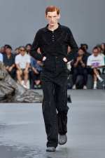 LOEWE_SS24_MW_SHOW_RUNWAY_LOOK_01_FRONT_RGB_CROPPED_2X3_01