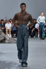LOEWE_SS24_MW_SHOW_RUNWAY_LOOK_02_FRONT_RGB_CROPPED_2X3_02