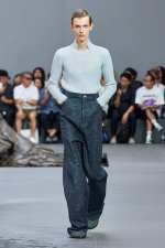 LOEWE_SS24_MW_SHOW_RUNWAY_LOOK_03_FRONT_RGB_CROPPED_2X3_03