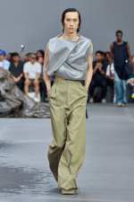 LOEWE_SS24_MW_SHOW_RUNWAY_LOOK_07_FRONT_RGB_CROPPED_2X3_07