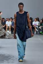 LOEWE_SS24_MW_SHOW_RUNWAY_LOOK_08_FRONT_RGB_CROPPED_2X3_08