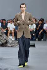 LOEWE_SS24_MW_SHOW_RUNWAY_LOOK_09_FRONT_RGB_CROPPED_2X3_09