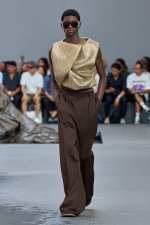 LOEWE_SS24_MW_SHOW_RUNWAY_LOOK_10_FRONT_RGB_CROPPED_2X3_10