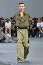 LOEWE_SS24_MW_SHOW_RUNWAY_LOOK_15_FRONT_RGB_CROPPED_2X3_15