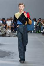 LOEWE_SS24_MW_SHOW_RUNWAY_LOOK_17_FRONT_RGB_CROPPED_2X3_17