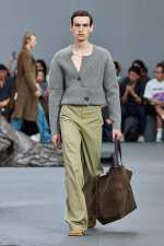 LOEWE_SS24_MW_SHOW_RUNWAY_LOOK_20_FRONT_RGB_CROPPED_2X3_20